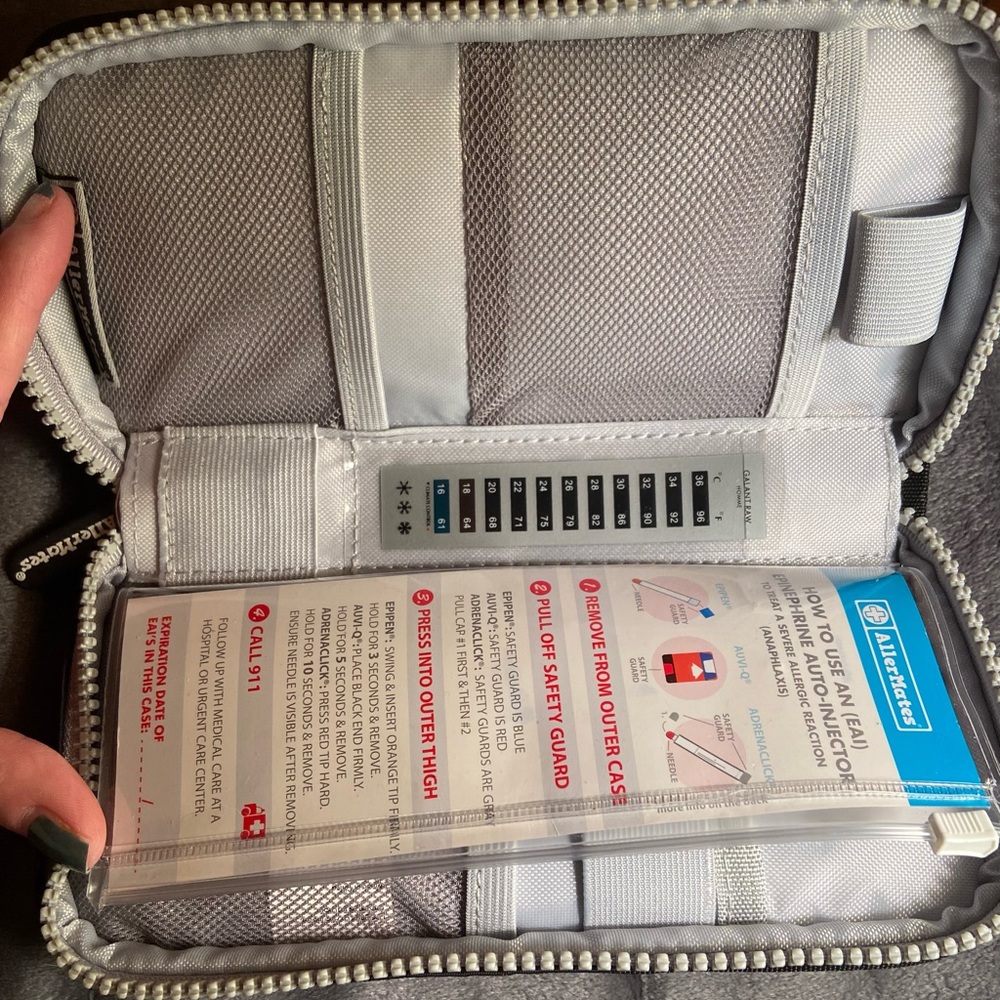 Medication Fanny pack with temperature‎ strip - Picture 3 of 6